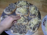 Хрустящие бутерброды с сыром и грибами - Накладываем сыр на каждый бутерброд с грибами